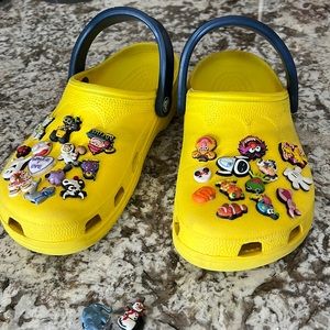 WORN** yellow Michigan vintage crocs with 26 jibbits all in good condition